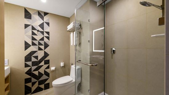 Deluxe - Bathroom